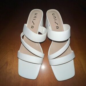 Women’s Unisa Miriam White box is crushed and no good will ship in a generic box